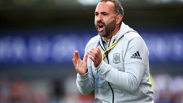 El seleccionador nacional Sub-20 femenino, Pedro López, da instrucciones durante el encuentro contra Japón