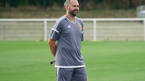El seleccionador nacional Sub-20 Pedro López durante el entrenamiento previo al encuentro contra Francia