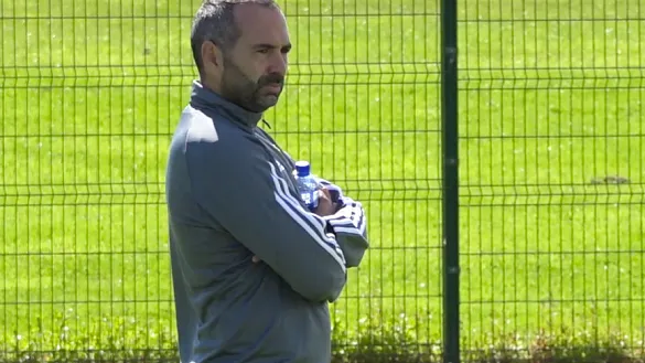 Pedro López, Seleccionador femenino Sub-19, durante un entrenamiento en Irlanda del Norte 