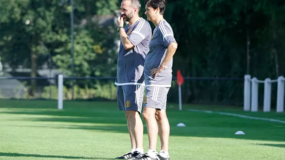El seleccionador nacional Sub-20 Pedro López y la seleccionadora Sub-17 Toña Is durante un entrenamiento en Francia