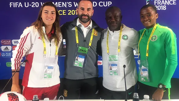 El seleccionador nacional Sub-20 Pedro López y la capitana Patricia Guijarro, junto a sus homólogos de Nigeria 