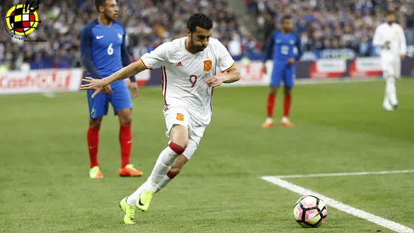 Pedro ensaya un disparo durante el pasado Francia - España