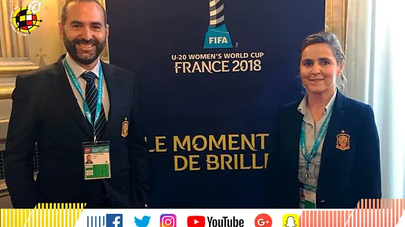 Pedro López y Edurne posan en el lugar del sorteo