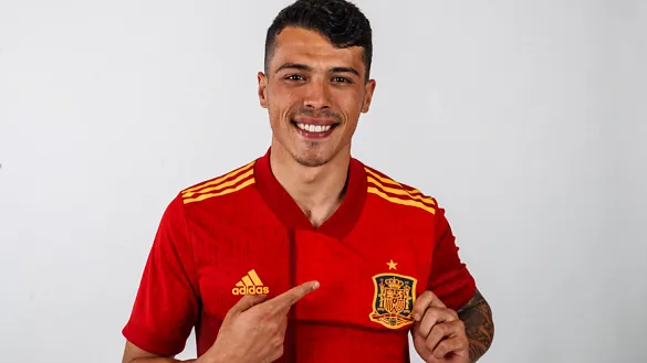 Pedro Porro señala el escudo de España en su camiseta