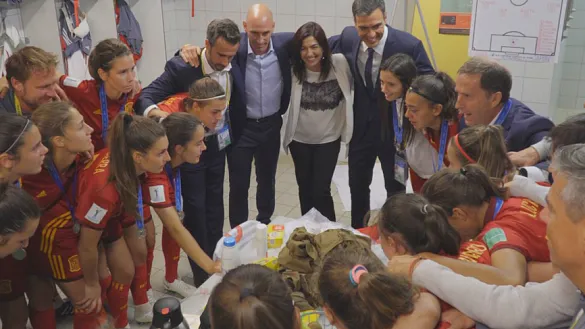 Momento de la visita del presidente del Gobierno a la Selección Sub-20 femenina