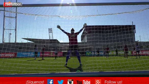 Sandra Paños, bajo palos en el entrenamiento de España