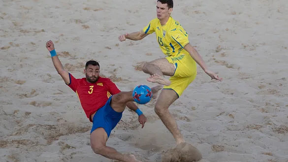 Antonio José Mayor disputa un balón