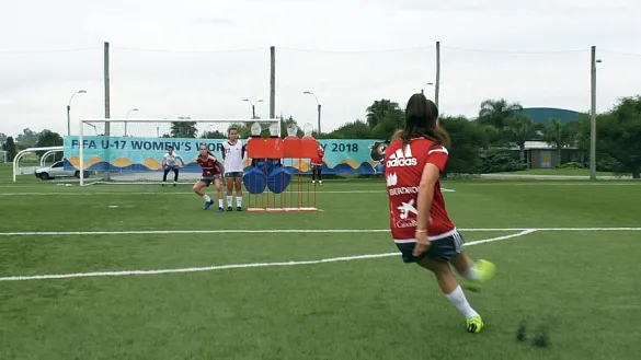 Claudia Pina rematando a puerta