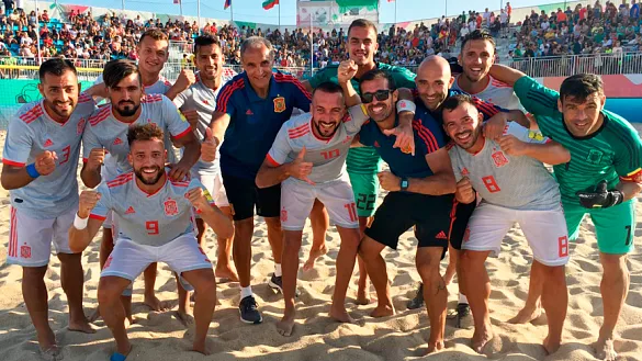 La Selección española de fútbol playa festeja su victoria ante Azerbaiyán
