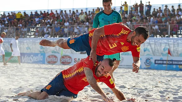 Los jugadores de la Selección española de fútbol playa celebran un tanto 