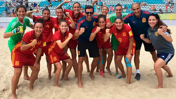La Selección femenina de fútbol playa tras ganar a Suiza