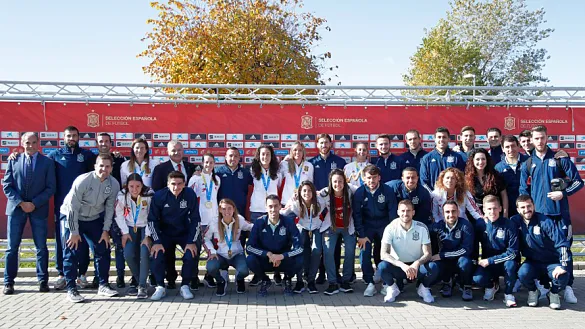 Los jugadores de la Selección española coinciden con sus compañeras de la Selección femenina de Fútbol Playa