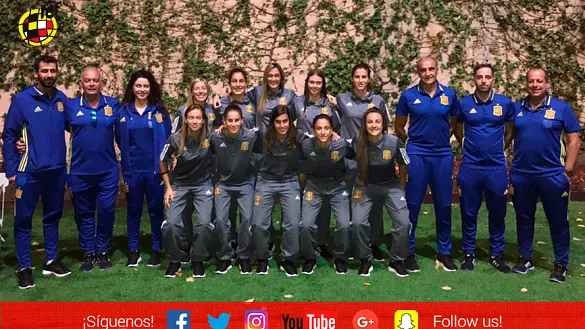 La Selección española femenina de Fútbol Playa se fotografía al inicio de su concentración