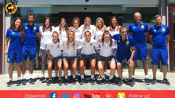 La Selección española femenina de Fútbol Playa posa en la puerta del Hotel SEFUTBOL