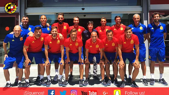 La Selección española de Fútbol Playa posa delante del Hotel SEFUTBOL
