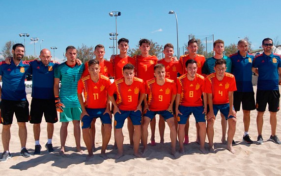 La Selección española Sub-21 de fútbol playa posa en Palma de Mallorca