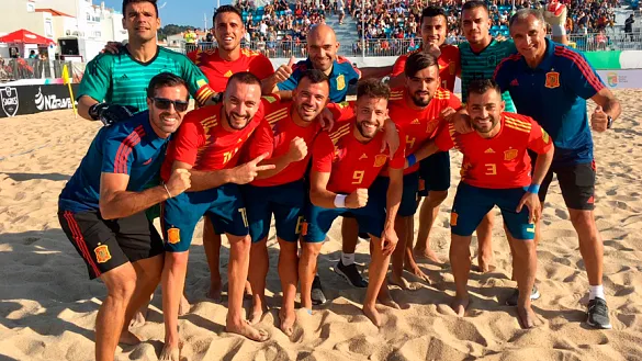 La Selección española de fútbol playa festeja su victoria ante Turquía