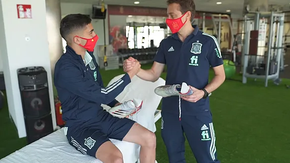 Ferran Torres saluda a Javier Alfaro, podólogo de la RFEF