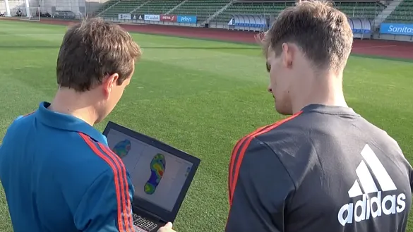 Los pies de Diego Llorente, en las mejores manos