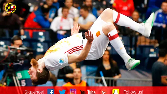 Adrián Alonso "Pola" celebra un tanto en la final de la última Eurocopa