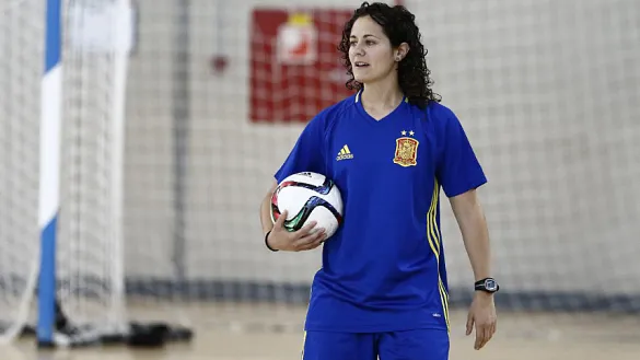 La seleccionadora Claudia Pons dirige un entrenamiento