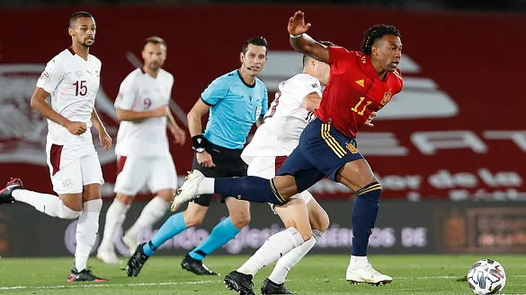 Adama se va de tres rivales en carrera