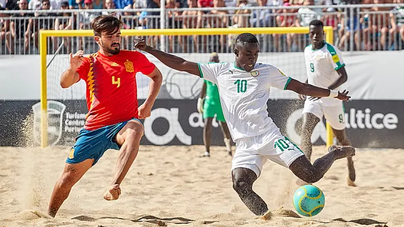 Pedro lucha por un balón ante un senegalés
