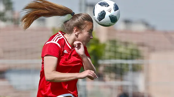 Una jugadora de la Selección remata de cabeza durante el entrenamiento