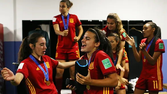 Las jugadoras de la Selección celebran el título en el vestuario