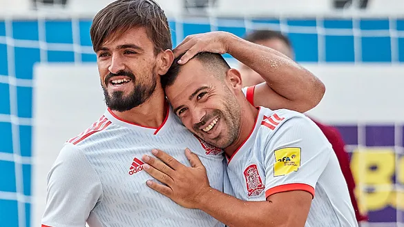 Pedro y Adri se funden en un abrazo tras el gol