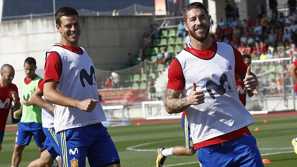 Sergio Ramos y Azpilicueta sonríen durante el entrenamiento