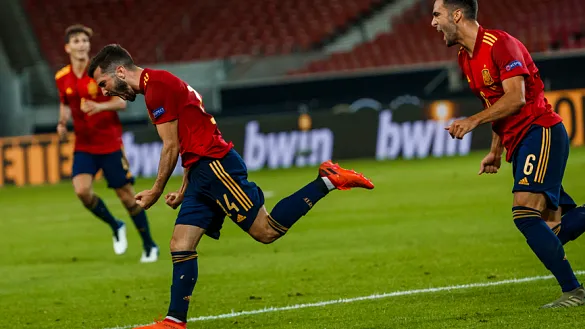 José Gayà celebra el gol de España