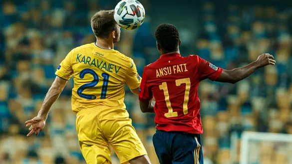 Ansu Fati pelea por un balón