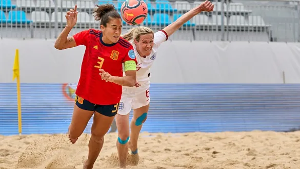 Andrea Mirón pelea por un balón