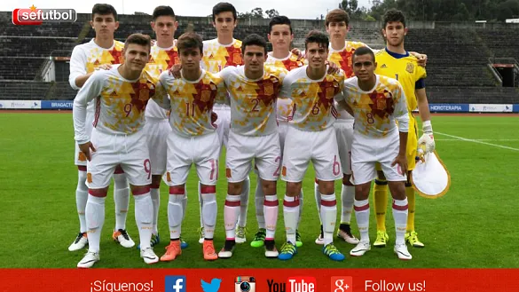 La Selección Española Sub-16 posa sobre el césped del estadio 1º de mayo en Braga