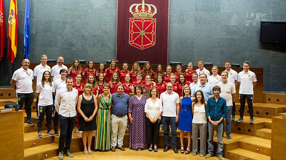 Posado de la Selección femenina Sub-20 en el parlamento de Navarra