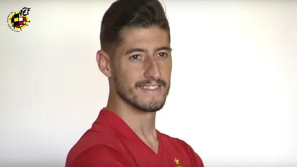 Así posan con la elástica de la Selección Española de Fútbol los internacionales, Asenjo, Sergio Escudero y Nacho Monreal