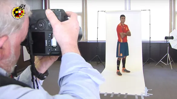 ¡Así posan con la camiseta los jugadores de la selección española de fútbol!