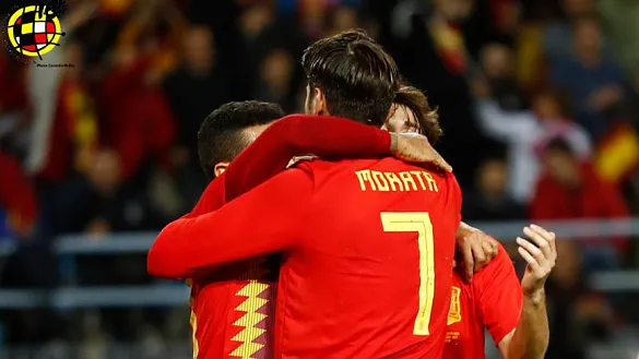 Los jugadores de la selección española celebran un tanto