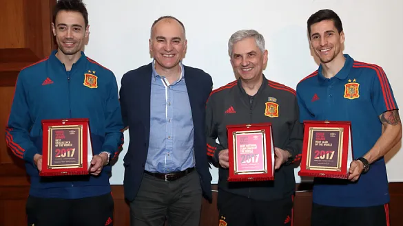 Foto de entrega a los mimebros de la selección española de fútbol sala premiados por futsalplanet 