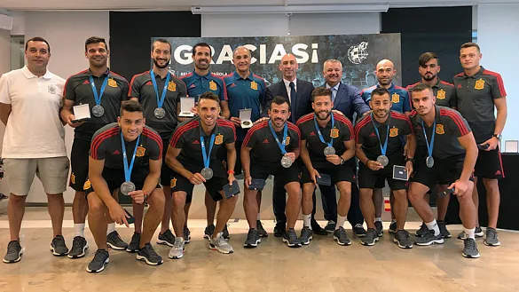 Luis Rubiales junto a la selección de fútbol playa