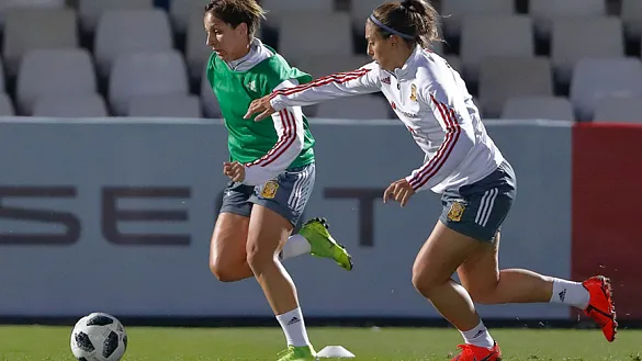 La Selección española de fútbol femenino entrena en el estadio Cartagonova