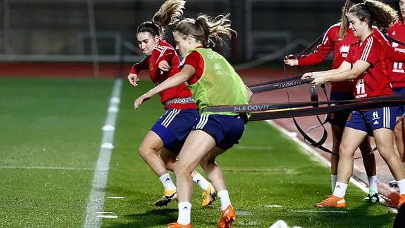 Las jugadoras de la Selección durante el entrenamiento previo al duelo frente a Moldavia en Las Rozas
