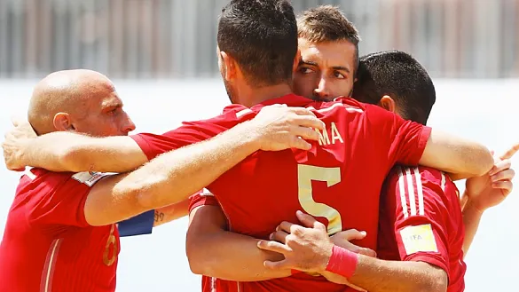 Los jugadores de la Selección Español de Fútbol Playa celebran un tanto