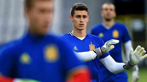 Kepa Arrizabalaga franqueado por sus compañeros durante el entrenameinto de la Selección Sub-21 en Cracovia