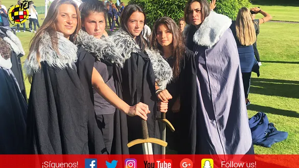 Andrea Sierra, Lucía García, Aitana Bonmatí, Ana Marcos y María Isabel Rodríguez posan caracterizadas como personajes de la serie Juego de Tronos