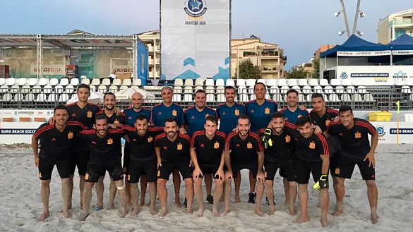 La Selección española de fútbol playa posa sobre la arena de Alguer (Italia)