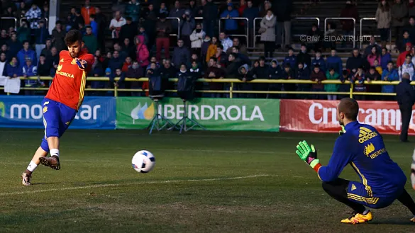 Dani Ceballos remata a puerta ante Pau López en el entrenamiento de la Sub-21 en Burgos