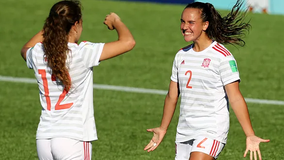 Nerea celebra un gol con Leire