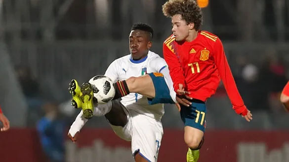 Mario pelea con un jugador italiano por un balón